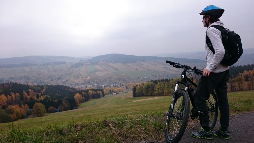 photo d'une personne qui pratique le cyclotourisme, qui s'inscrit dans le tourisme durable. Elle est donc sensible aux sites ayant une certification en tourisme durable pour le loisirs. 