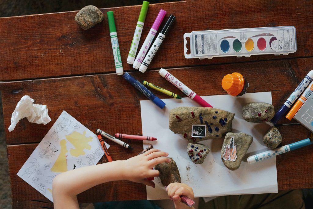 Enfant entrain de jouer. L'ajout d'éléments de jeux dans une visite d'un site est prouvé pour capter l'attention de l'enfant, le rendre acteur de la visite et aussi favoriser l'acquisition de notions. 
C'est pourquoi le parcours de visite numérique ludique est pertinent. 